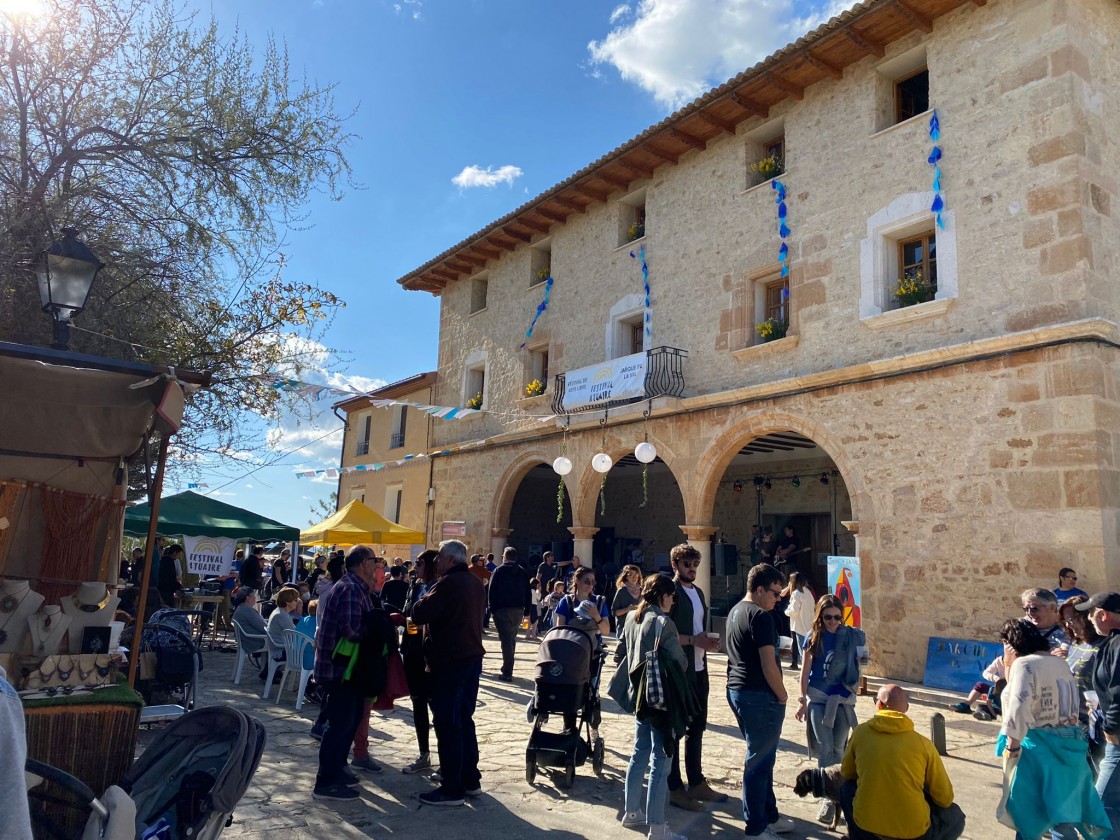 Jarque de la Val se llena de artistas y curiosos en la primera edición del Festival ATuAire