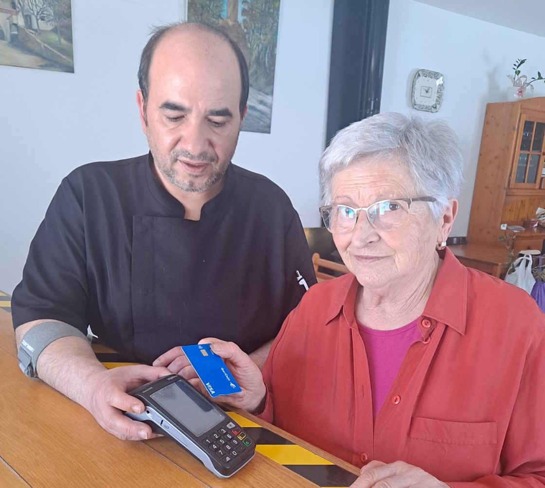 Multiservicios y tiendas de 105 pueblos de Teruel podrán facilitar dinero a sus clientes mediante el pago con tarjeta