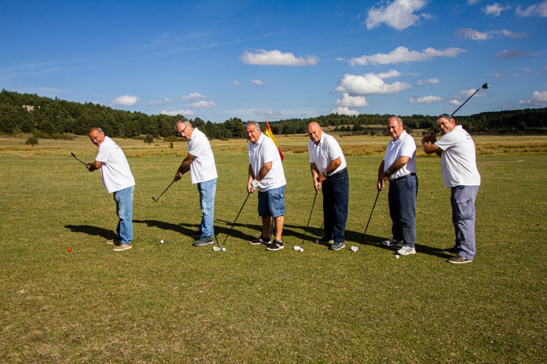 Cambiar la petanca por el golf: jubilados de Terriente y Frías de Albarracín convierten los prados salvajes en un campo para practicar este deporte