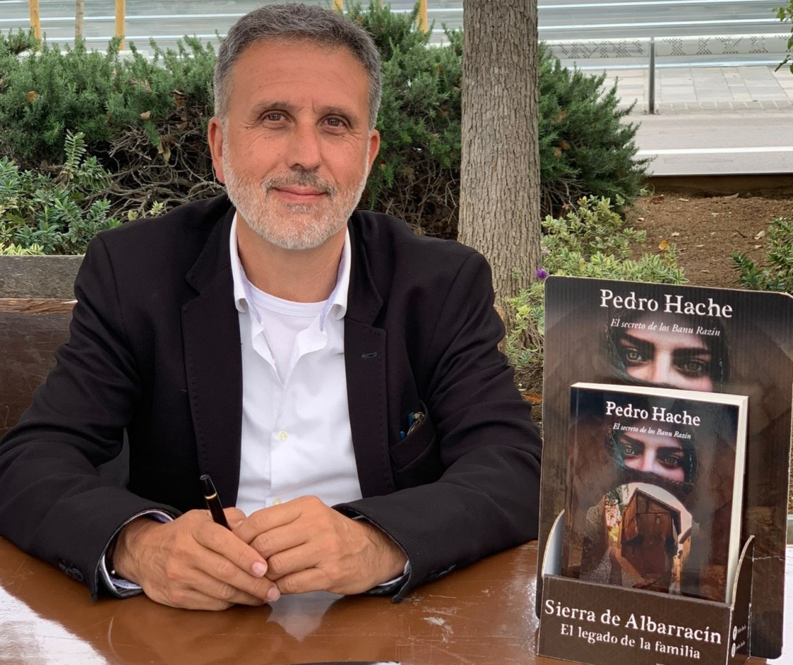 Pedro Hache, autor de una novela sobre los Banú Razín: “Soy gran amante de la historia, es importante conocerla sea con un libro, una serie o internet”