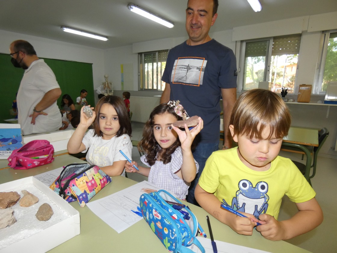 El colegio público La Fuenfresca estrena su nuevo laboratorio con talleres sobre rocas