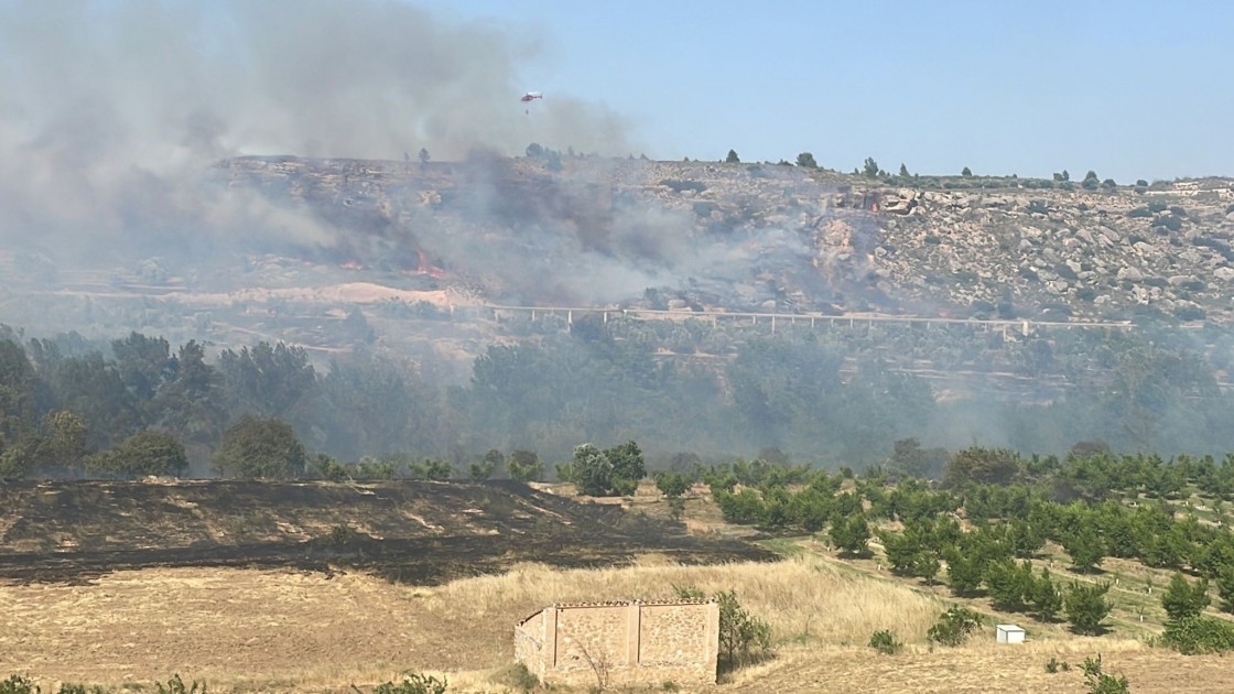 Un incendio forestal declarado pasadas las 16 horas avanza en la zona de Calanda-Castelserás, pero no amenaza a viviendas o granjas