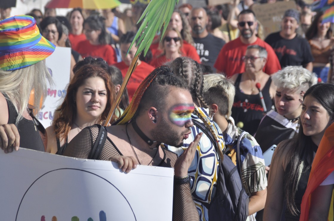 Teruel muestra su diversidad: centenares de personas celebraron el Día del Orgullo LGTBIQ+ por las calles de la capital