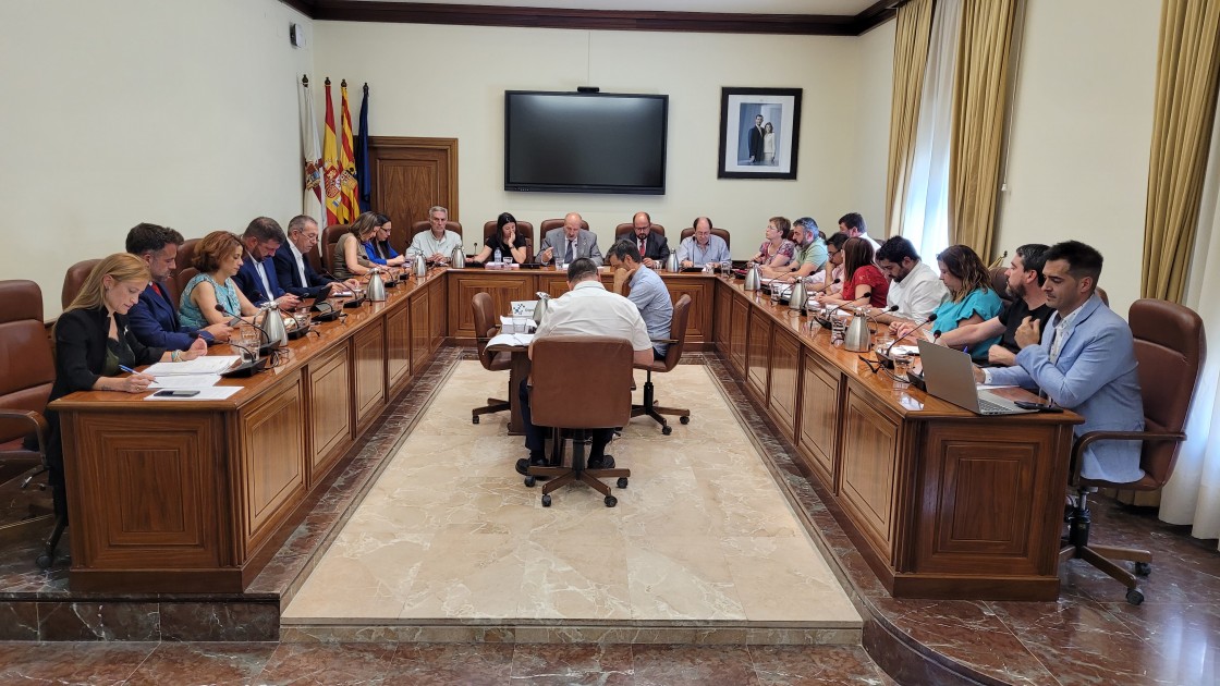 Unanimidad en la DPT contra los recortes en las paradas de autobús de pueblos de Teruel