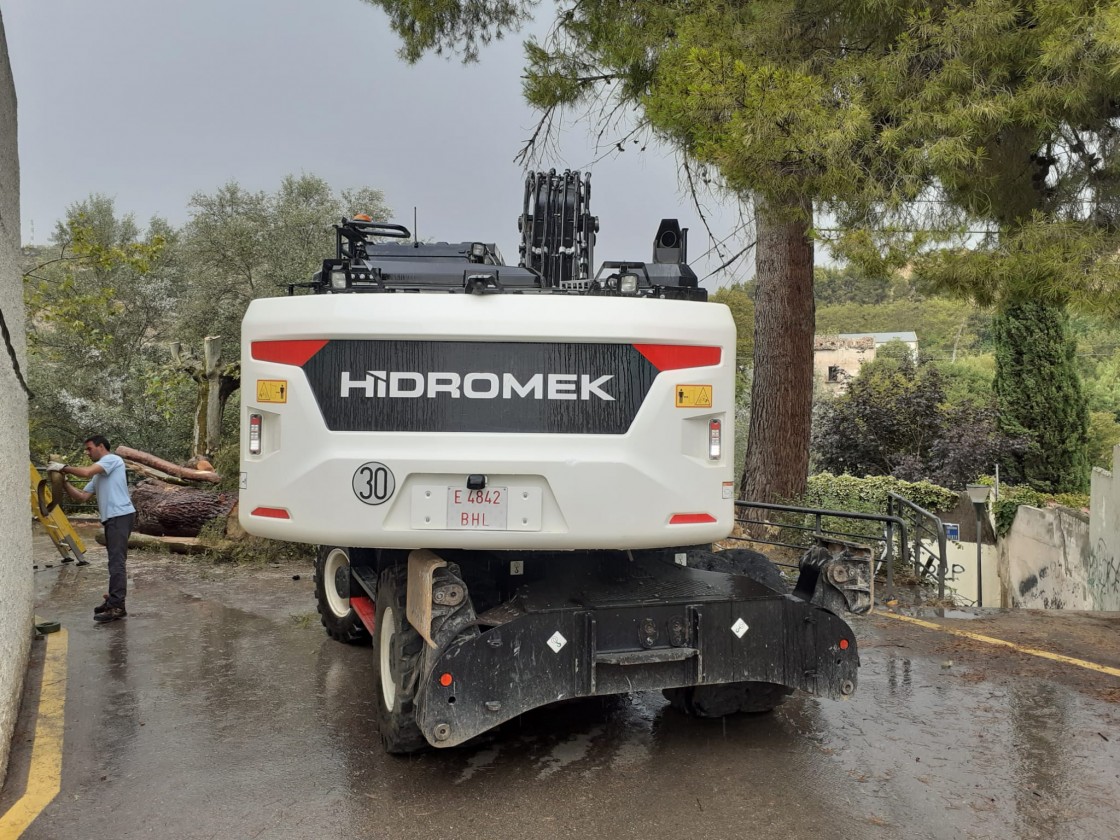 La maquinaria pesada de Tragsa empieza los trabajos de limpieza de la ribera del Guadalope