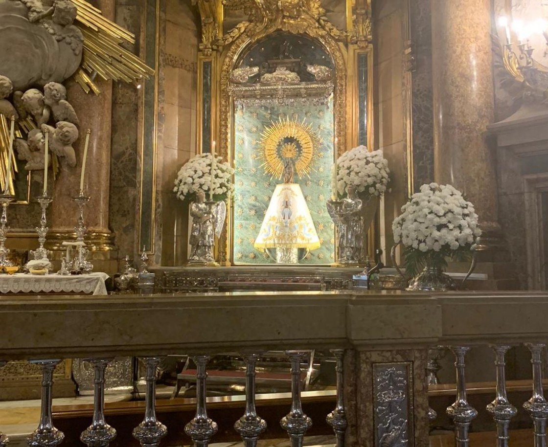 La Virgen del Pilar luce hoy el manto alusivo a las Fiestas del Ángel donado por Rosa Blasco