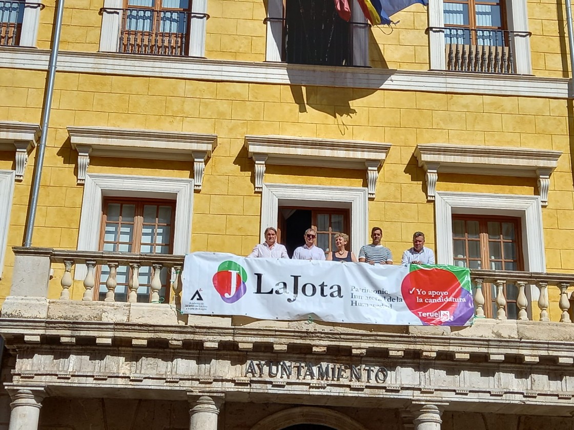 El Ayuntamiento de Teruel coloca una pancarta en la casa consistorial y se suma a la campaña #yoapoyoalajota