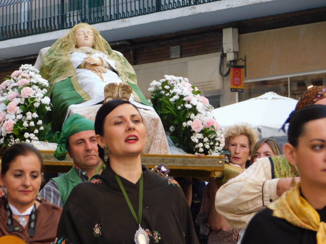 La Virgen de la Cama se reencuentra con la calle y estrena recorrido y manto