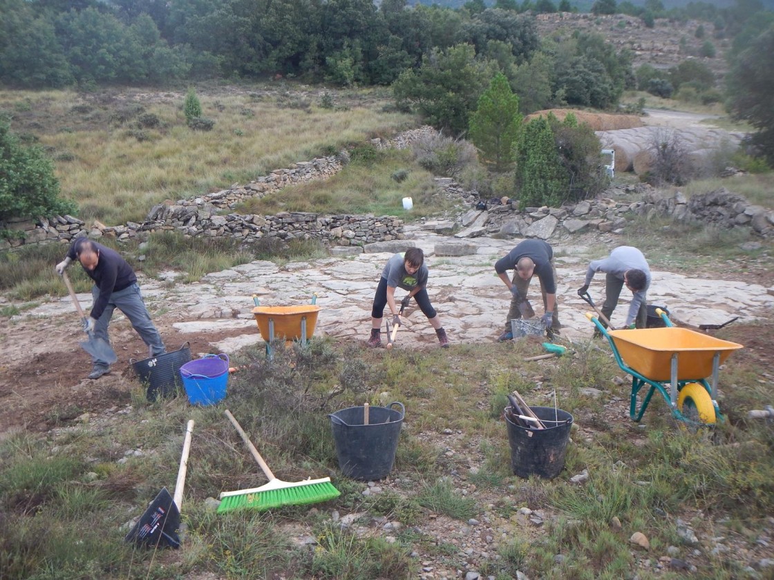 La Fundación Dinópolis realiza unas Jornadas de Puertas Abiertas en las excavaciones paleontológicas de El Castellar