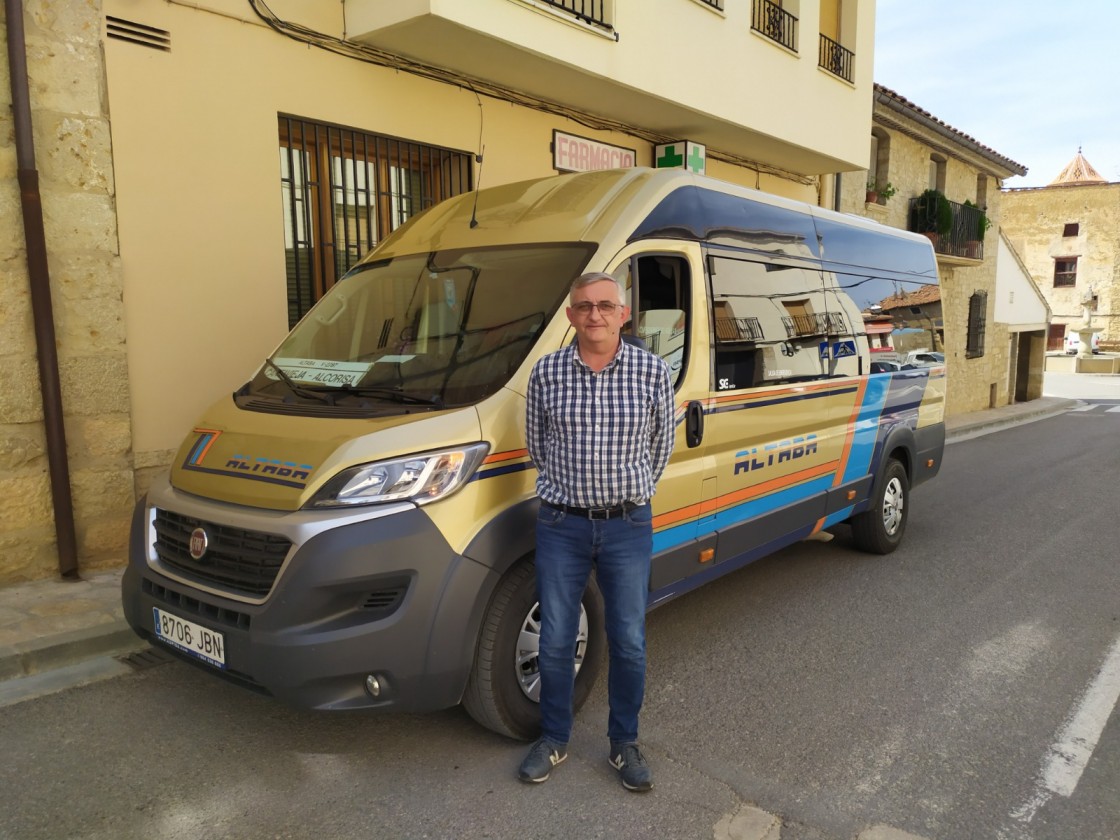 Rafael Tena Gil, chófer del Caimán desde 1995: “Me gusta dar servicio a la  gente mayor que de otra forma no podría bajar al hospital”