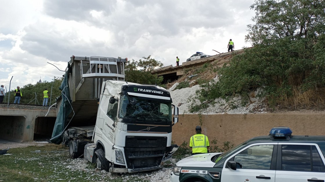 Un camión se sale de la vía por un puente y se despeña en Santa Eullia