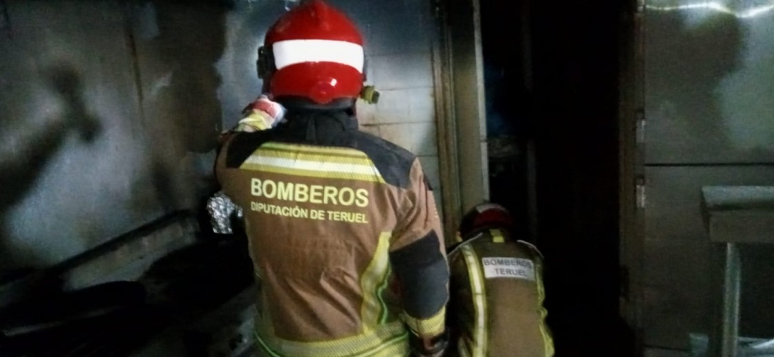 Un incendio calcina la cocina de un bar en Alcañiz y el humo afecta a las instalaciones de un centro comercial adjunto