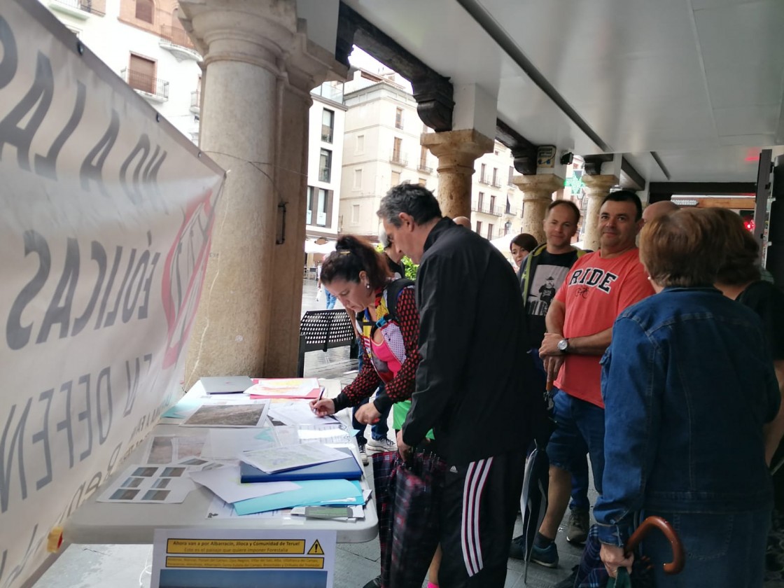 La Plataforma a Favor de los Paisajes de Teruel recoge 250 firmas en la capital contra los proyectos eólicos de la Sierra de Albarracín y el Jiloca