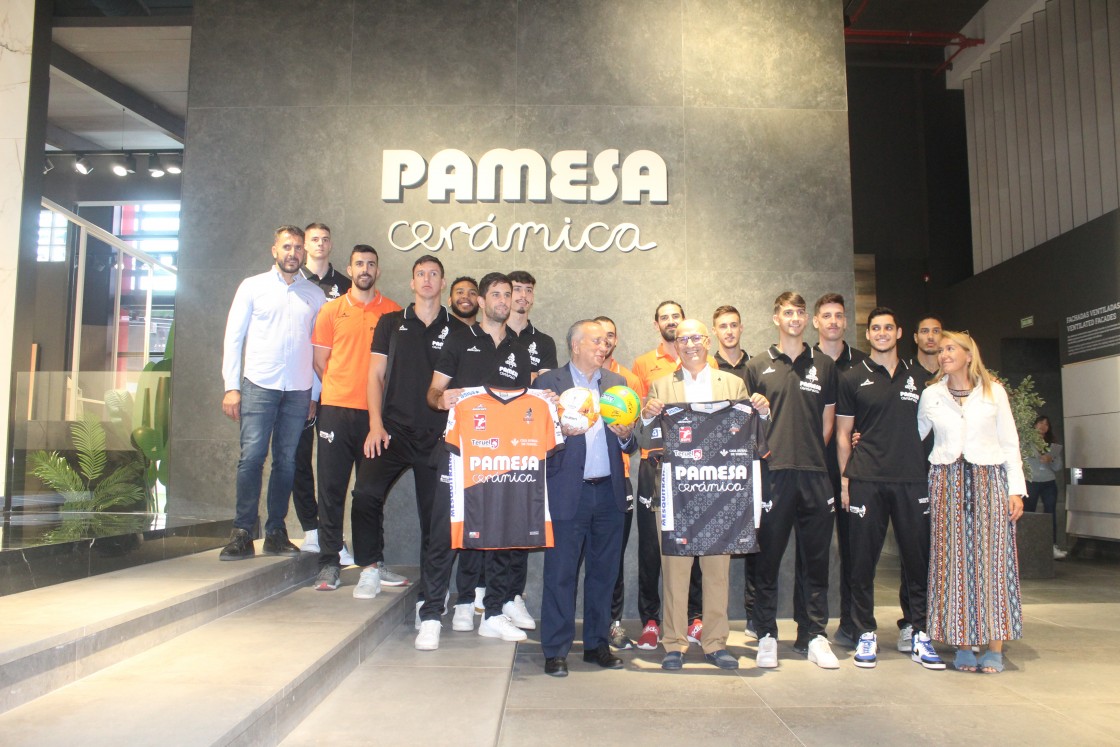 El Grupo Pamesa escenifica su acuerdo con el equipo de Superliga de voleibol: se convierte en patrocinador principal
