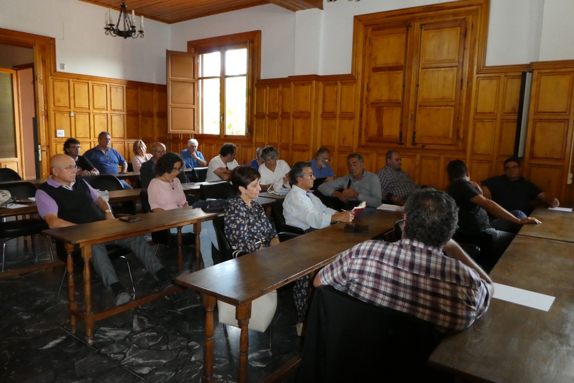 Alcaldes y vecinos plantean sus dudas sobre contratos, pagos o distancias de los molinos en los proyectos eólicos de la Sierra de Albarracín
