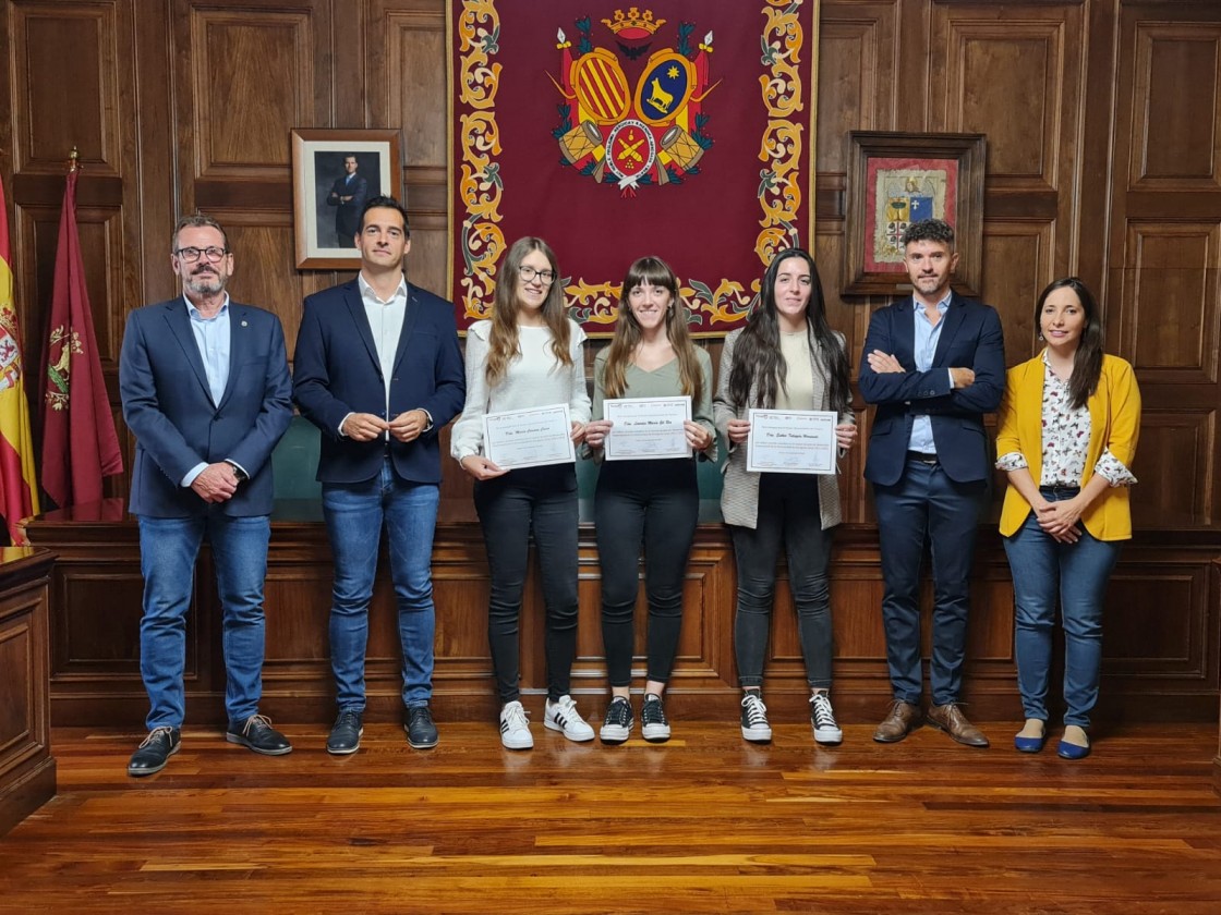 El Ayuntamiento de Teruel entrega tres becas de 1.000 euros a alumnas del Máster de Desarrollo Empresarial