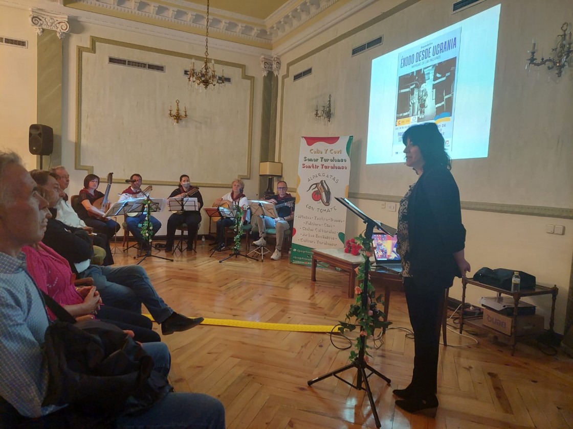 La música y la poesía clausuran la exposición ‘Éxodo desde Ucrania’ en Teruel