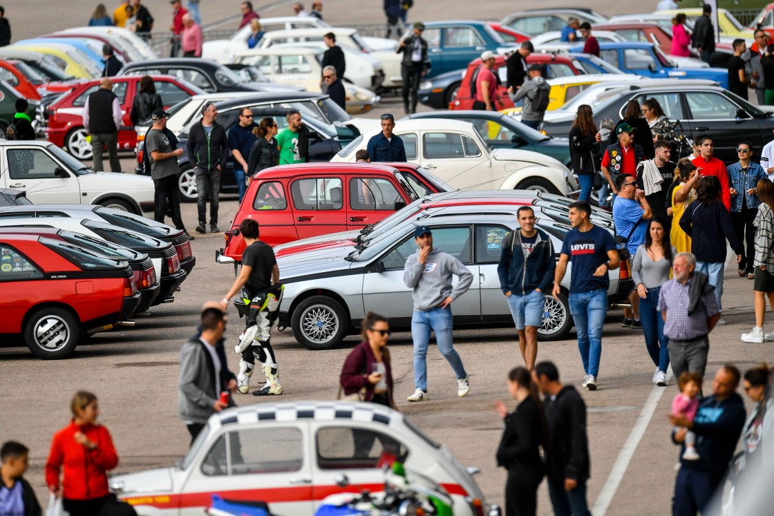 Varios miles de personas reviven el espíritu de los vehículos clásicos en Motorland Aragón