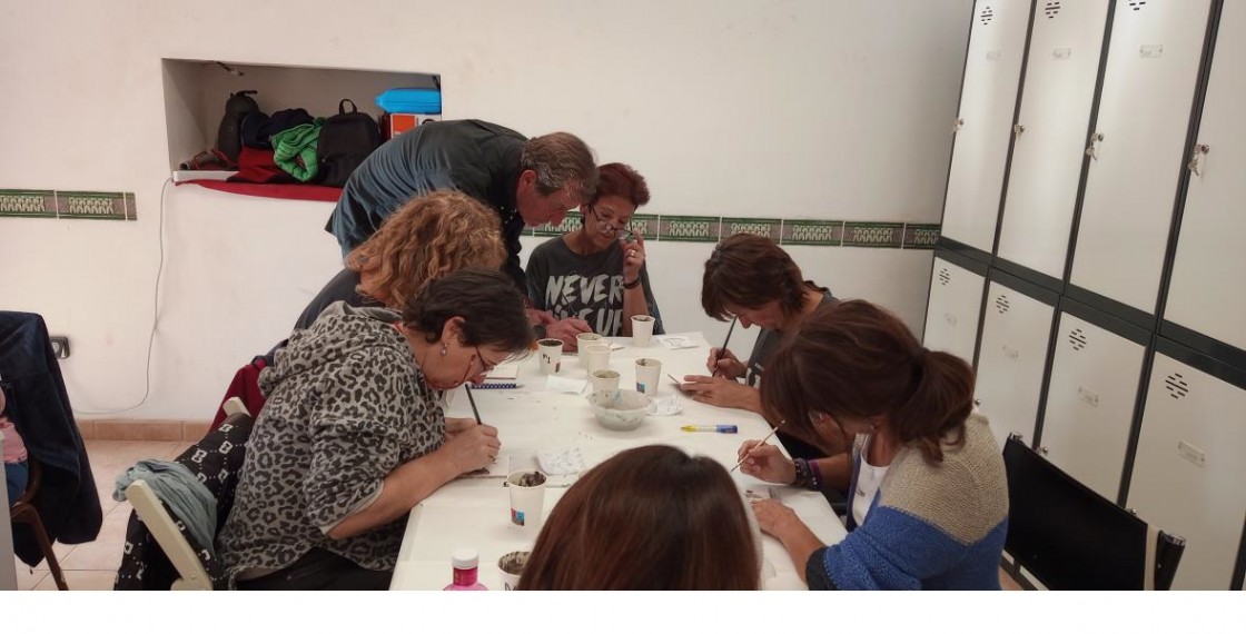 Alara organiza un taller de decoración cerámica para el parque Javier Sierra
