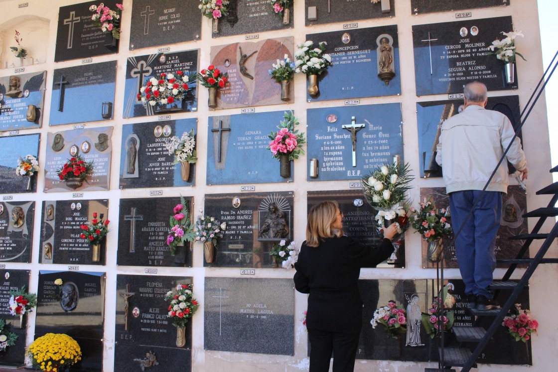 Las flores inundan los cementerios turolenses en recuerdo de los que ya no están