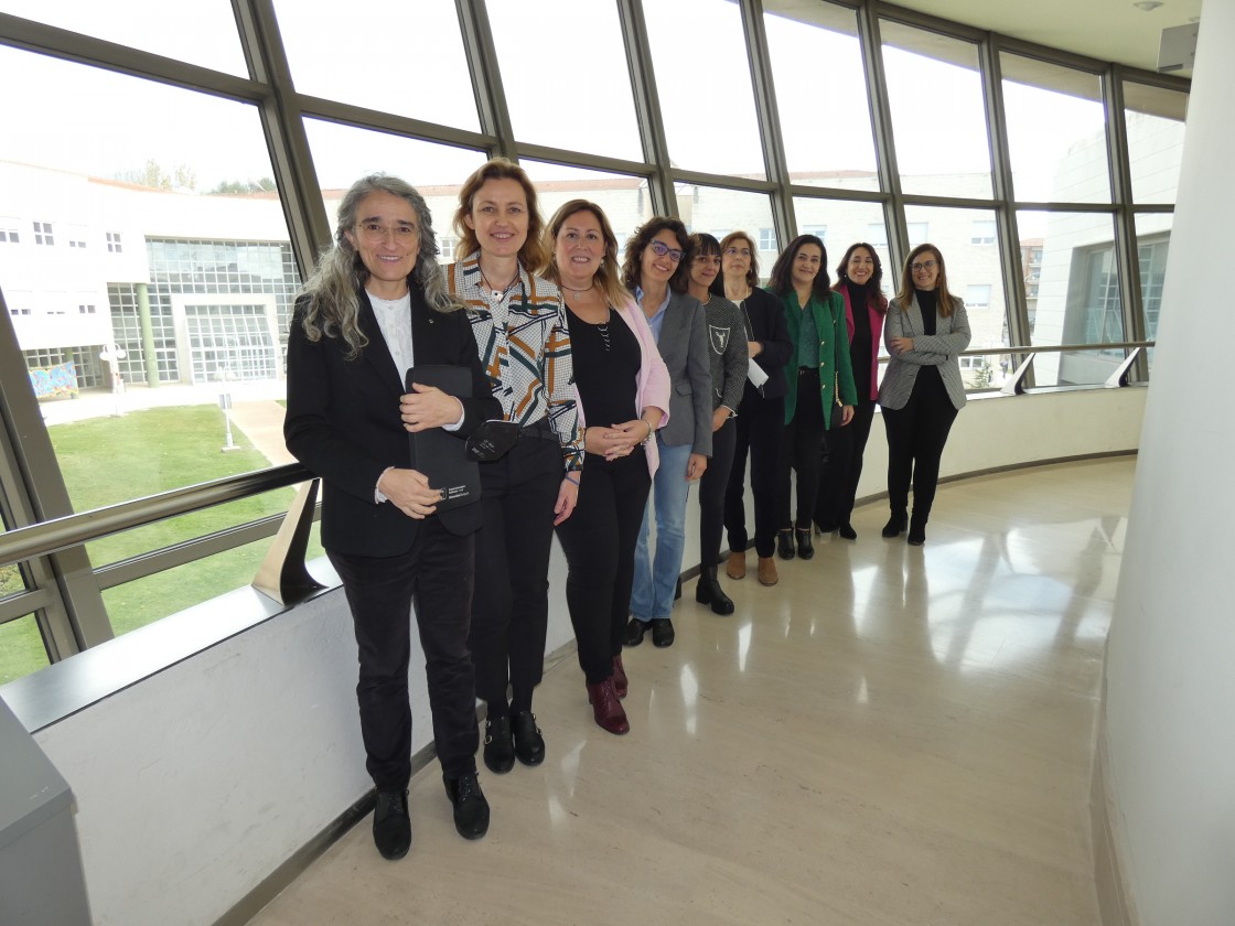 Varias mujeres directivas protagonizan una mesa redonda en el campus para mostrarse como ejemplo a las jóvenes universitarias