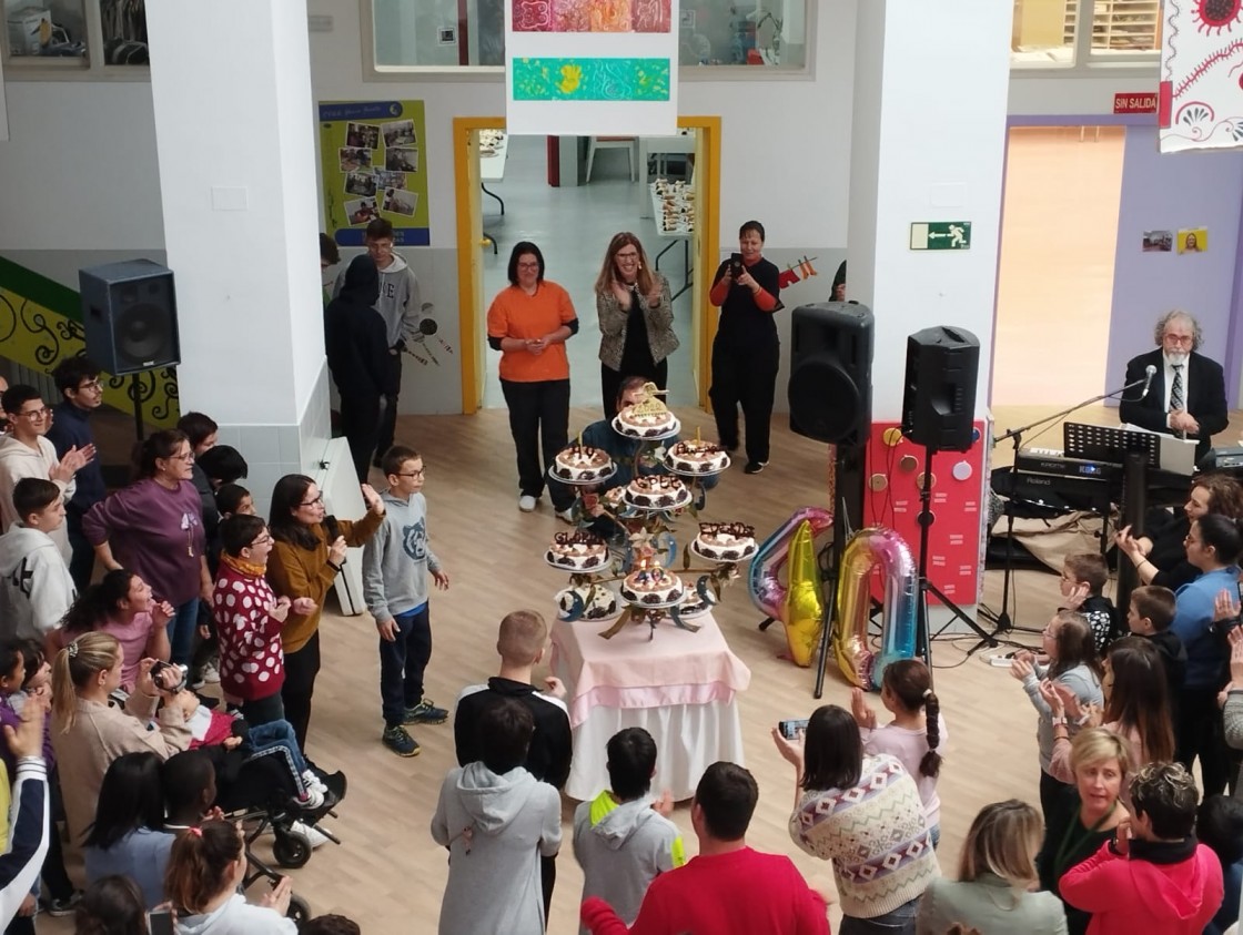 El CEE Gloria Fuertes de Andorra cierra la celebración de su 40 aniversario con música y una gran tarta