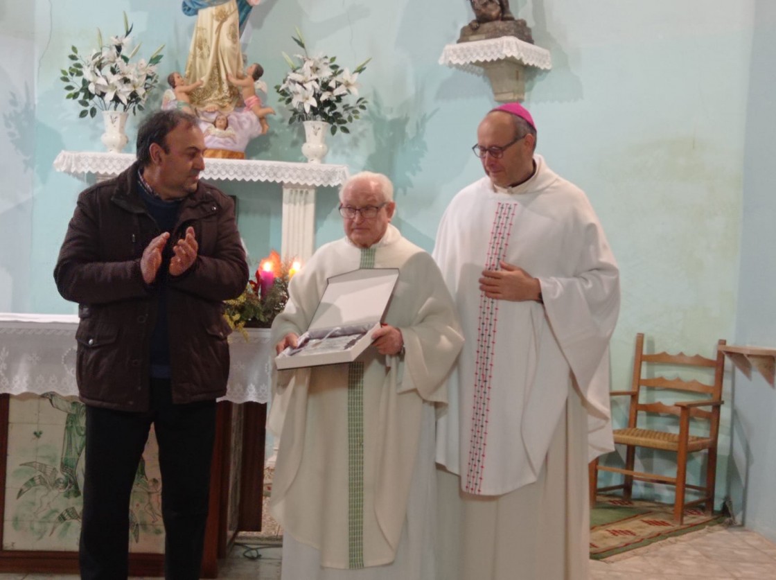 Alacón despide con un cálido homenaje a su párroco, Antonio Sánchez