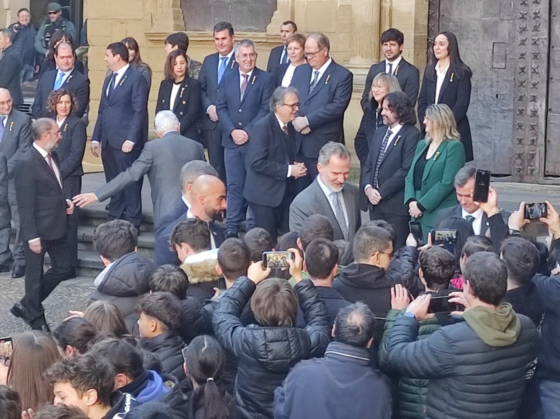 Alcañiz entero se vuelca con Felipe VI, que visita la ciudad para inaugurar la exposición que conmemora el 50 aniversario de la Uned
