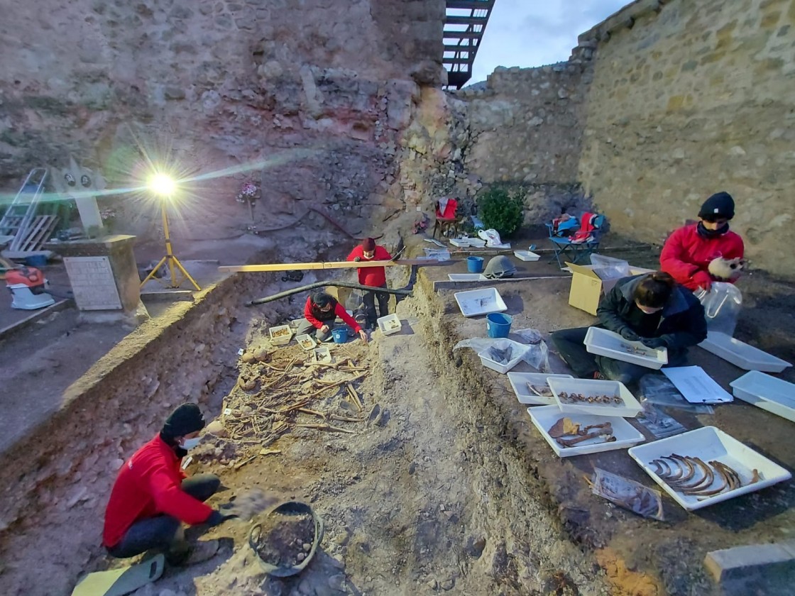 Exhuman los restos de diez víctimas de la Guerra Civil en la fosa común del cementerio de Albarracín