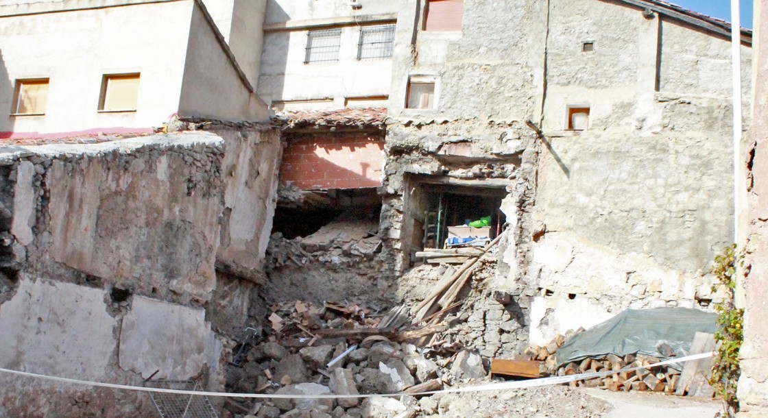 El Ayuntamiento de Tormón desaloja al menos cuatro casas tras el derrumbe de un muro maestro