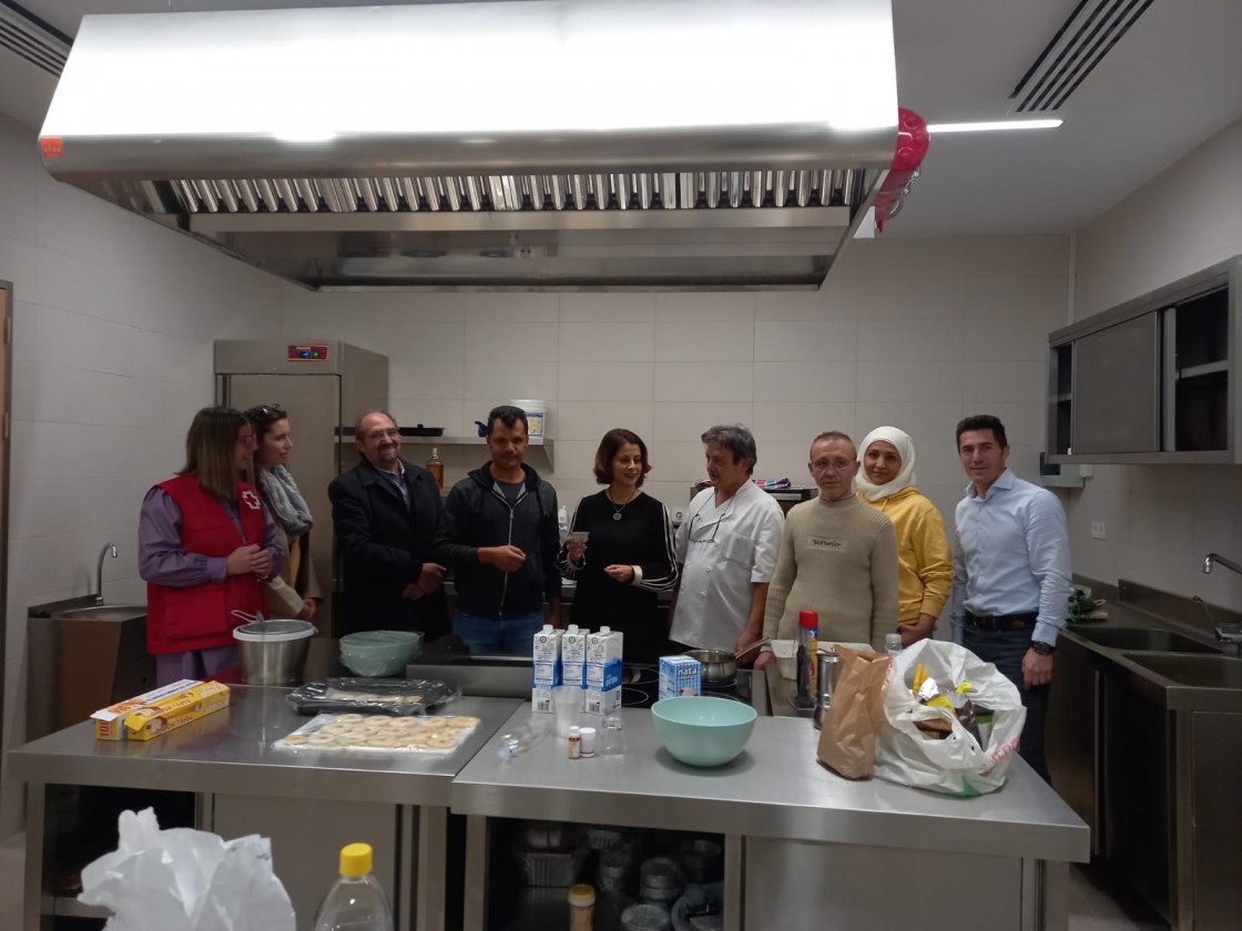 Un curso de Cruz Roja de cocina y pastelería estrena el aula taller de San Julián