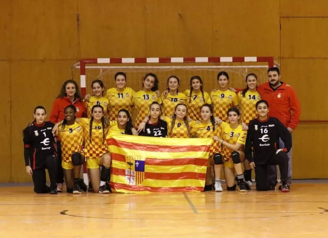 Una jugadora del Balonmano Mora, en el equipo aragonés