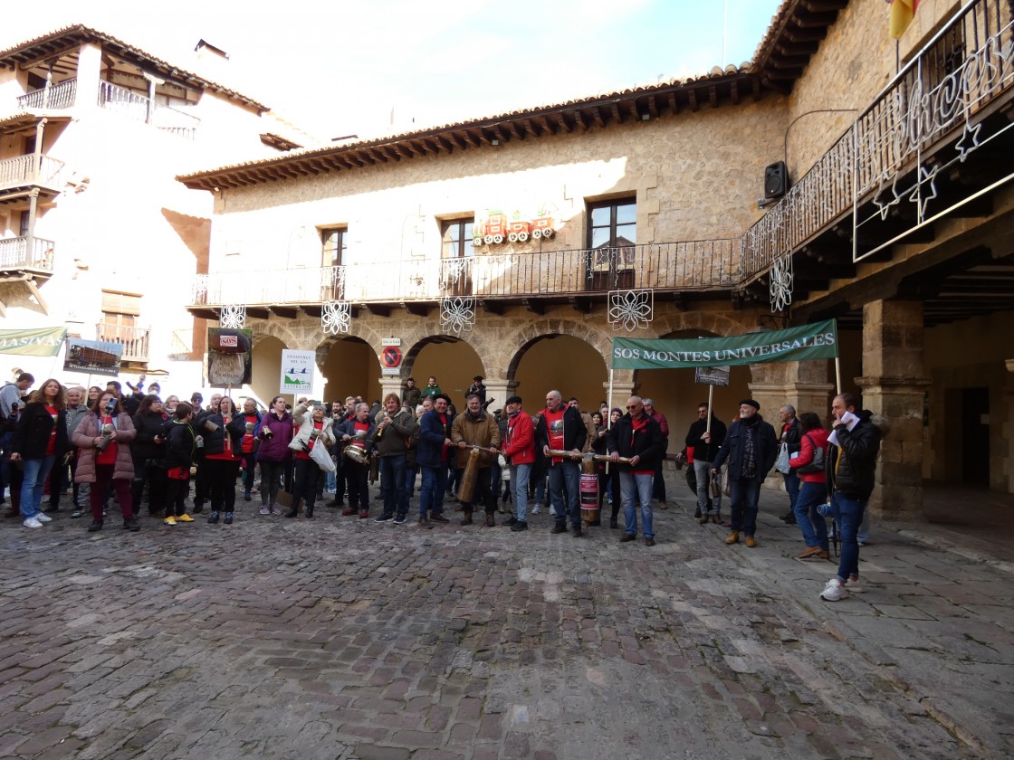 Sonora cencerrada en la plaza del Albarracín para exigir que se paralicen las talas