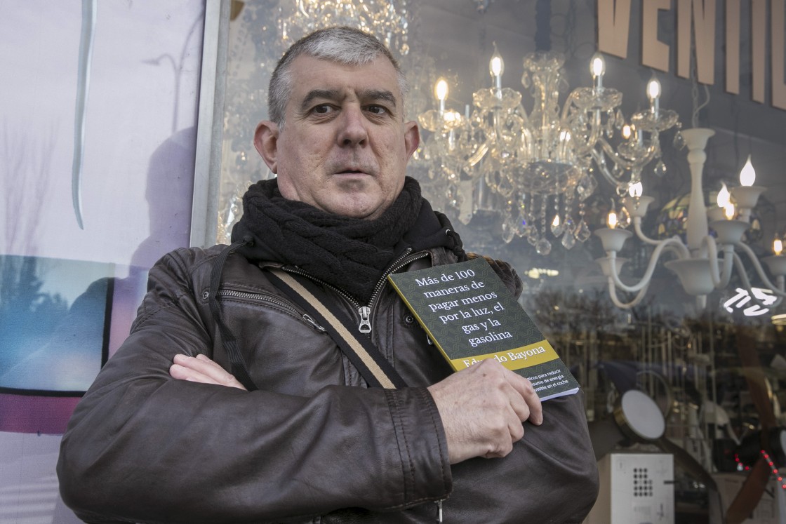 Eduardo Bayona, autor del libro ‘Más de 100 maneras de pagar menos por la luz, el gas y la gasolina’: “El despliegue de las energías renovables está siendo completamente disparatado”