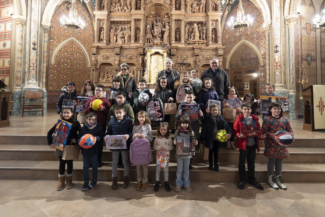 Los 27 ganadores del concurso del belén de San Pedro, en Teruel, recogen sus regalos
