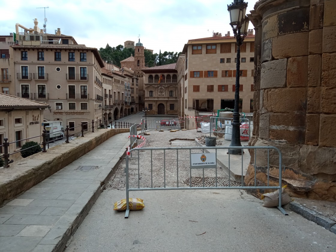 Quejas del vecindario de la plaza del Deán de Alcañiz por los cortes en sus accesos