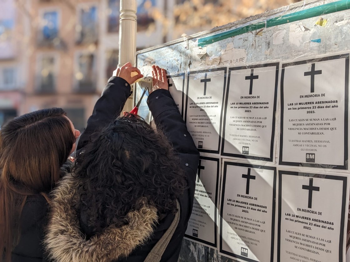 La asamblea 8M Teruel recuerda a las mujeres asesinadas colocando esquelas por las calles