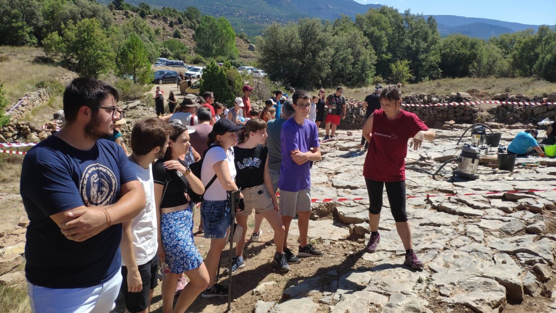 La Fundación Dinópolis muestra a estudiantes el yacimiento de El Castellar