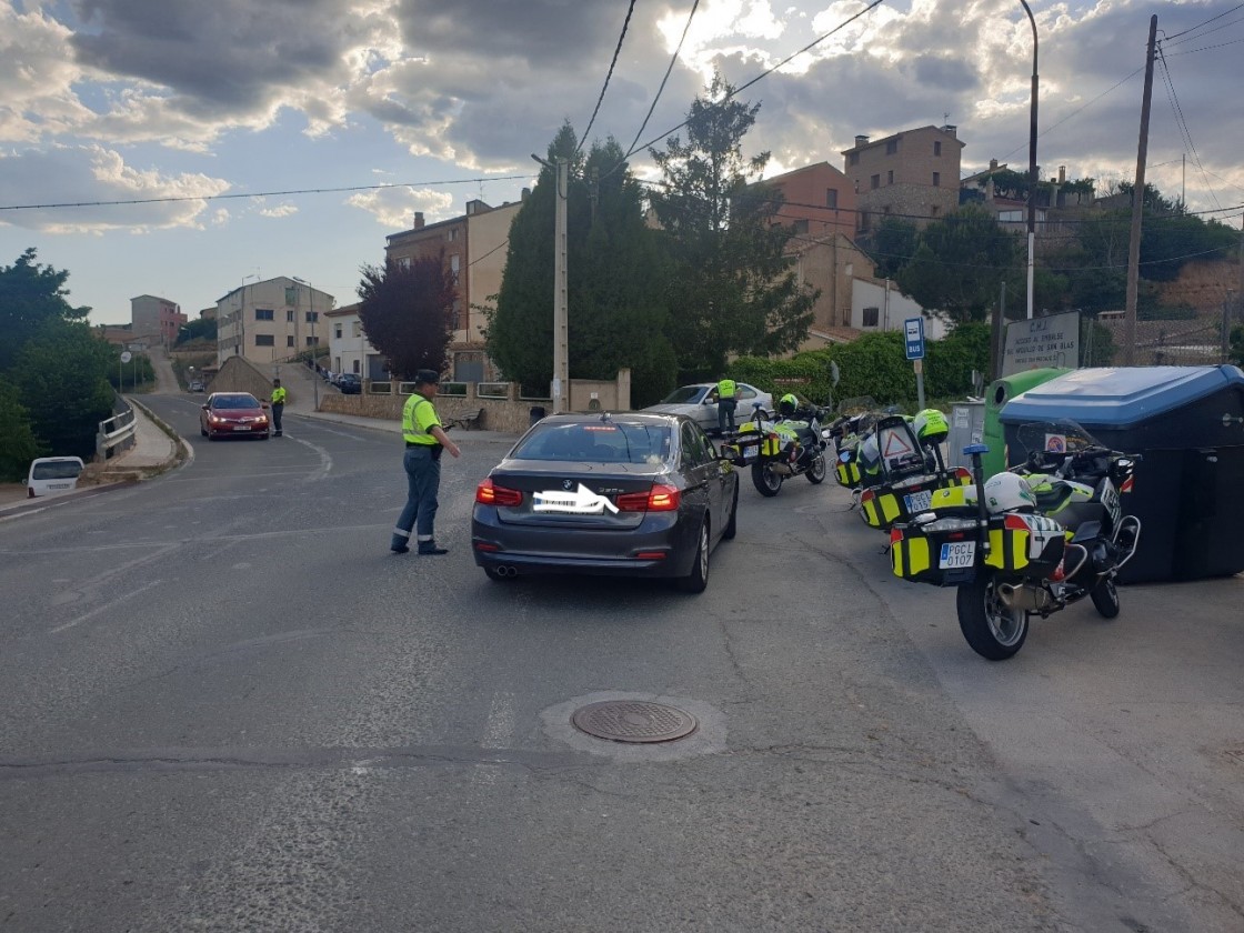 La Guardia Civil de Teruel detiene a una persona por conducir un vehículo con un permiso de Polonia falso