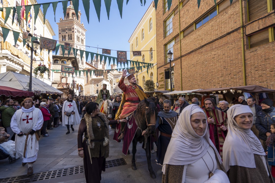 Las primeras Bodas de Isabel sin ningún tipo de restricción por la pandemia llenan ya las calles de la capital turolense