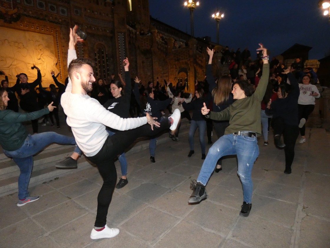 La Escalinata acoge un flashmob jotero en apoyo a los niños con cáncer