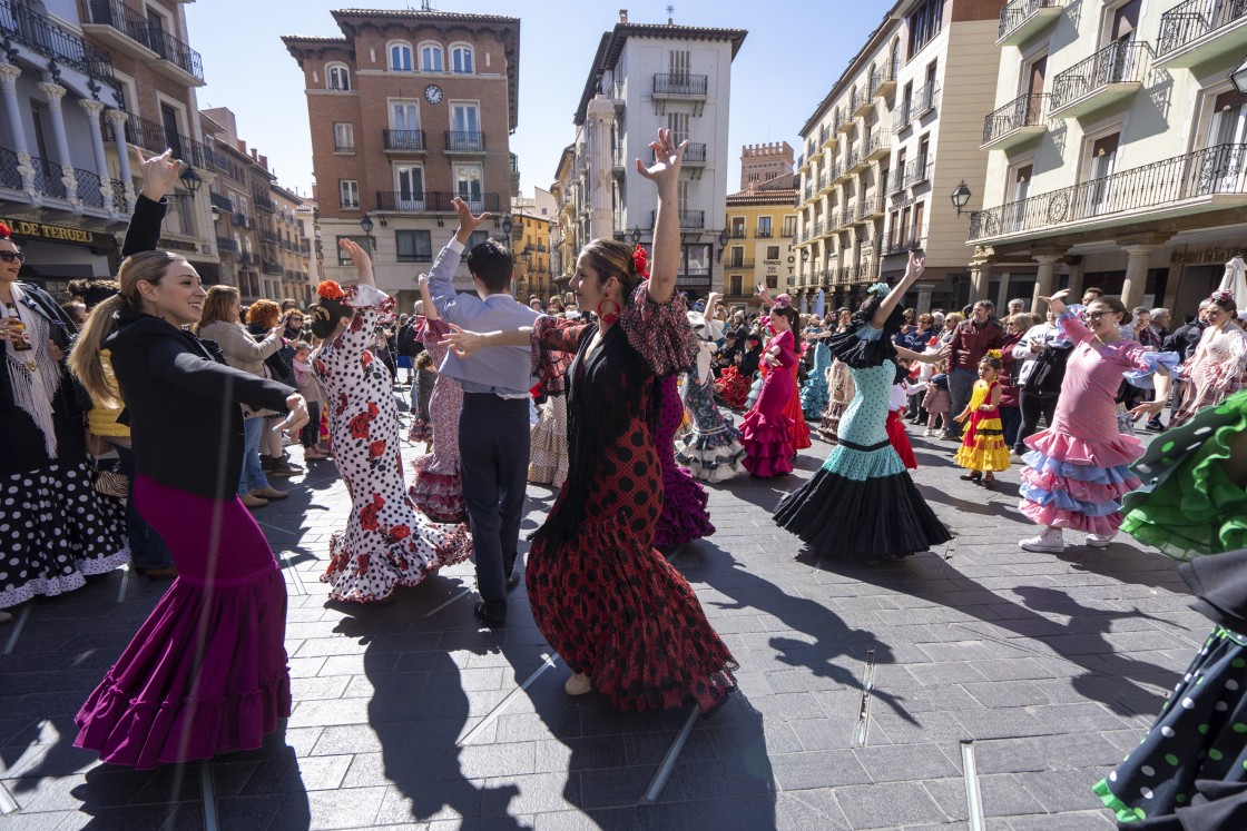 La Casa de Andalucía de Teruel pone  pasión, color y alegría a la plaza del Torico