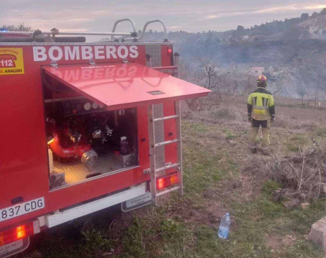 Un incendio obliga a desalojar viviendas en el paraje de Castiel, entre Calanda y Mas de las Matas
