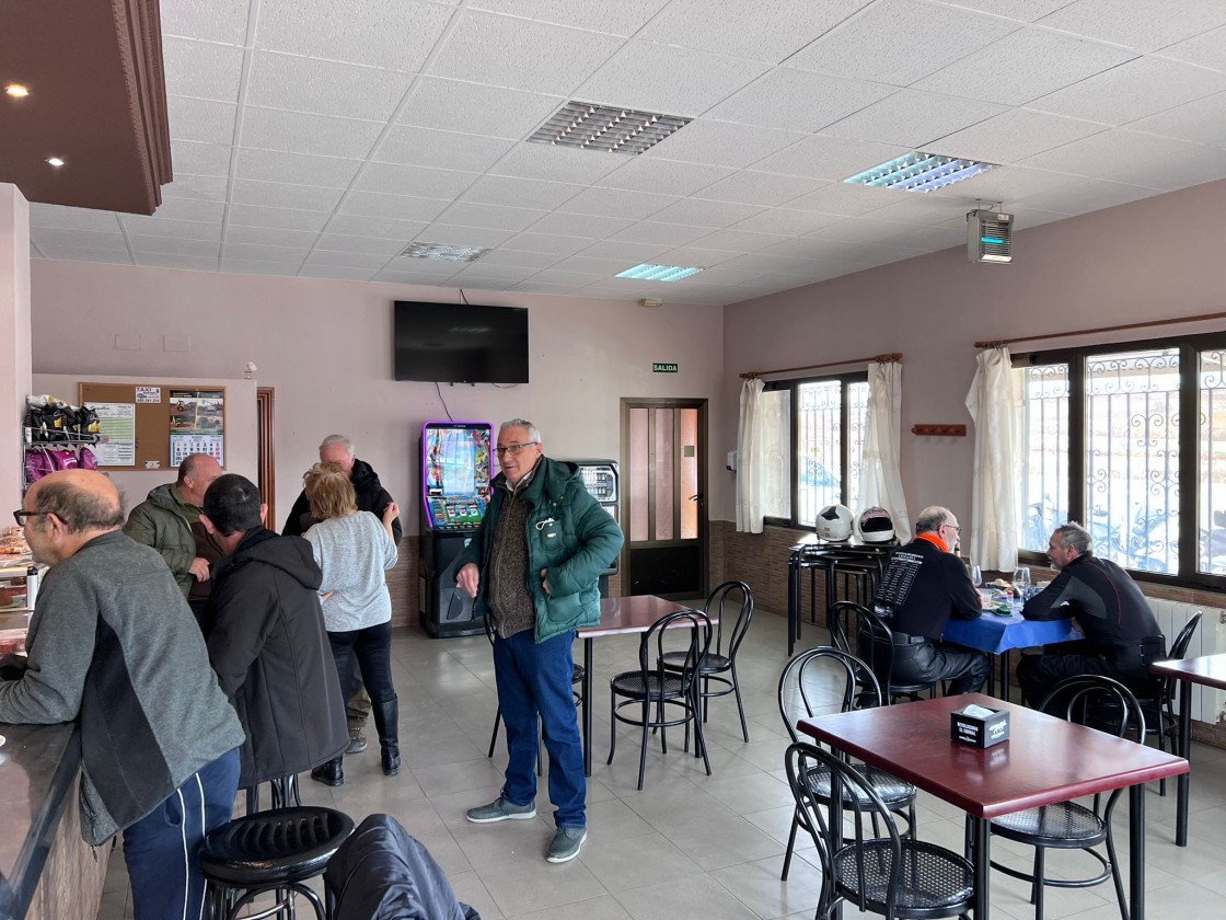 El bar de la gasolinera de Muniesa vuelve a abrir sus puertas dos años después