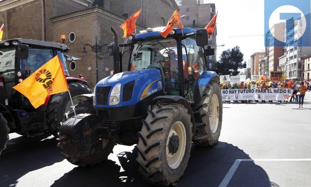 El campo exige más presupuesto en una marcha con tractores en Zaragoza