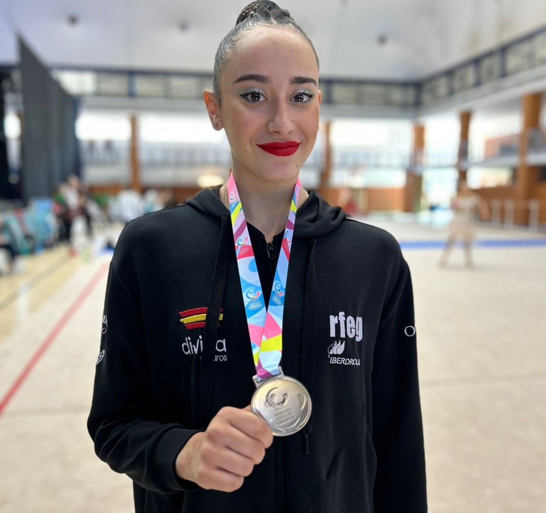 Alba Bautista triunfa con  una medalla  de plata en cinta