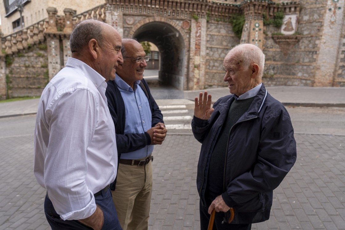 La DPT reconoce con la Cruz de San Jorge a Florencio Navarrete y al colegio Gloria Fuertes