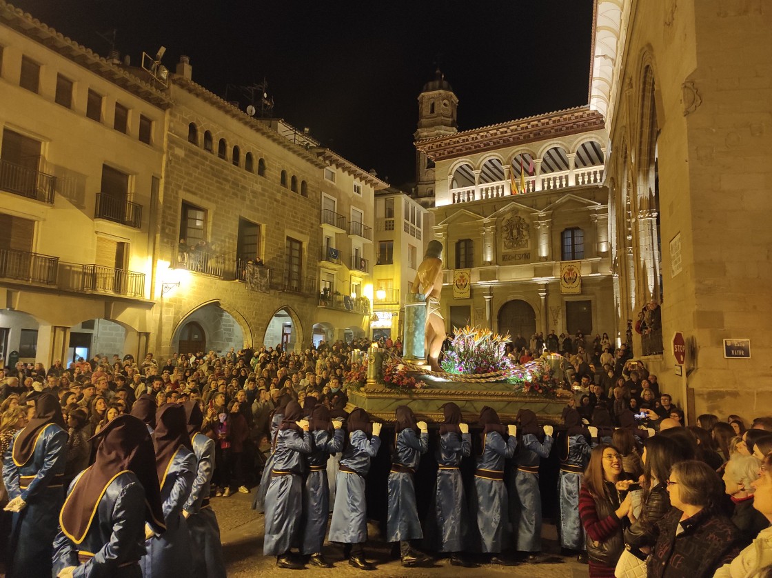 El Nazareno procesiona por la parte baja de Alcañiz después de tres años sin salir a las calles