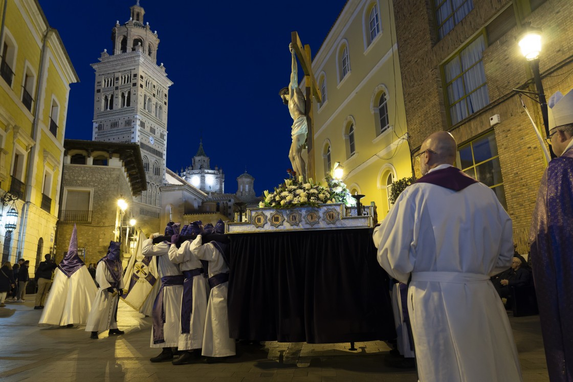 La plaza de la Catedral de Teruel recupera el tradicional Víacrucis del Cristo del Amor