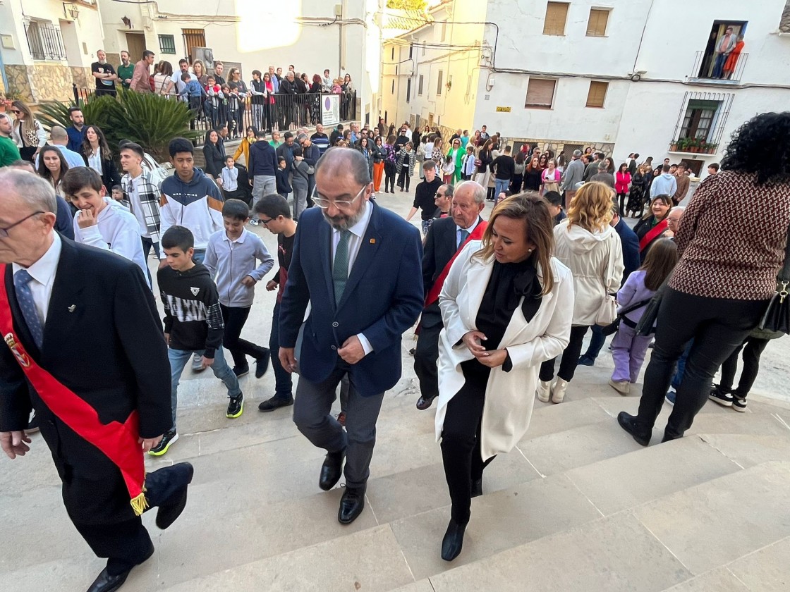 Lambán elogia tradiciones como la Ruta del Tambor y Bombo, que cada día tienen 